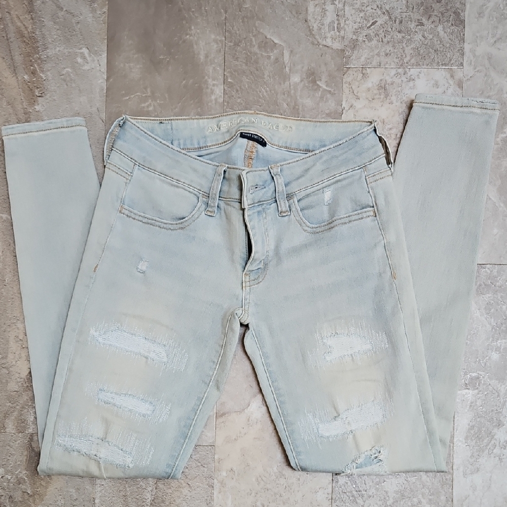 American Eagle Distressed Jeans. EUC. Size 2R